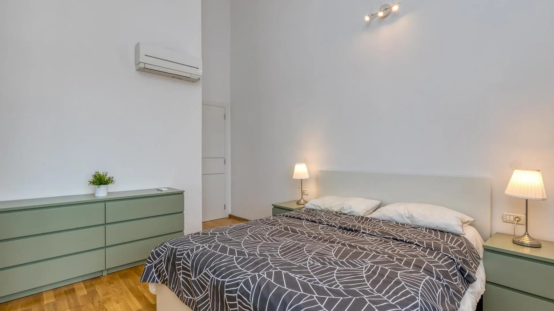 Diamond Seaview Penthouse Apartment Peroj